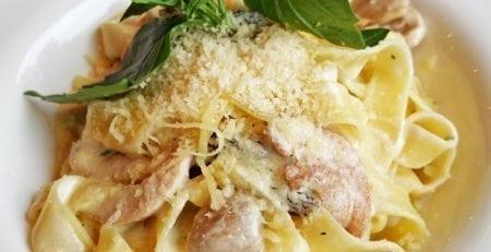 Фетучини с мясом цесарки и сморчками