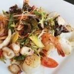 Фирменный тёплый салат с морепродуктами от шефа | Signature salad of chef with seafood